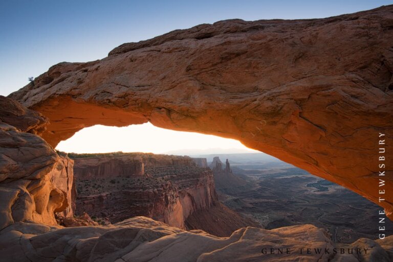 The arch without the crowds in photo